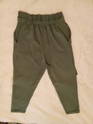 Pantalones verdes con cinturón
