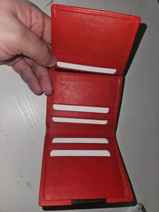 Cartera de Piel Roja y Negra