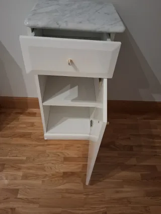 Mueble de baño blanco con tapa de mármol