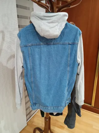 Chaqueta vaquera con capucha