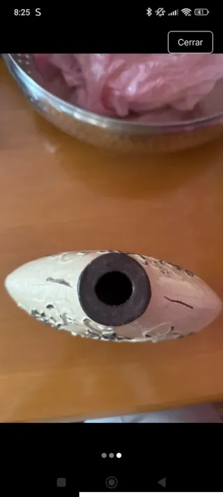 Jarrón de cerámica beige con dibujos