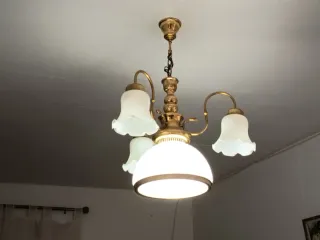 Lámpara de comedor dorada y blanca