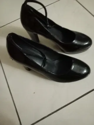 Scarpe nere lucide con tacco