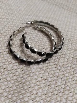 Aros negros con detalles plateados