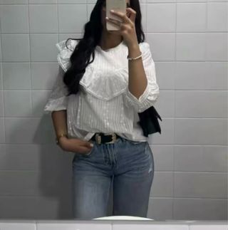 Blusa blanca con volantes