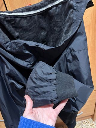 Chubasquero hombre con capucha