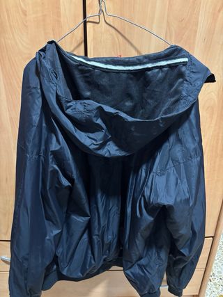 Chubasquero hombre con capucha