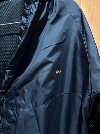 Chubasquero hombre con capucha