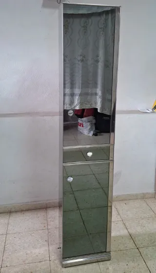Mueble de baño plateado y cristal