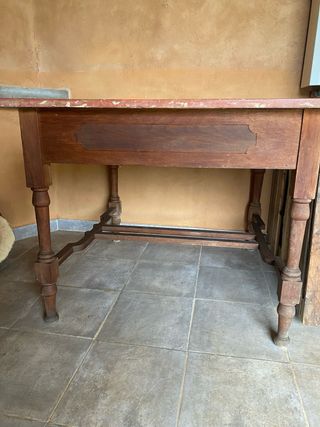 Mesa antigua de madera y mármol