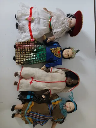 Lote 4 Muñecas Vestidos Tradicionales 25cm