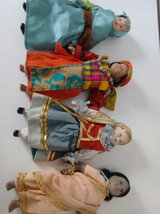 Lote 4 Muñecas Vestidos Tradicionales 25cm