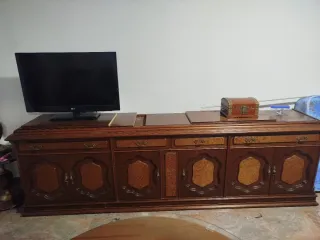 Aparador de madera con detalles dorados