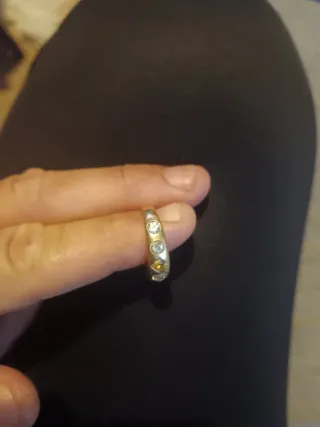 Anillo de oro amarillo 18k con diamantes y zafiros