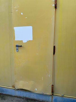 Caseta de obra amarilla