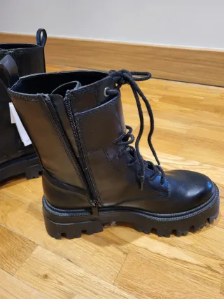 Botas negras con cordones y hebillas