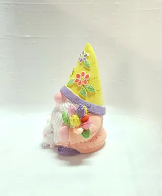 Gnomo con tulipani e coniglietto