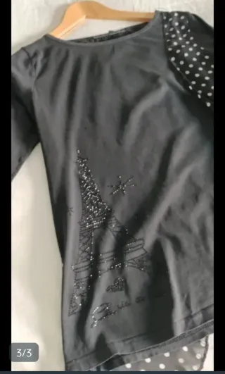 Blusa negra con estampado de Torre Eiffel