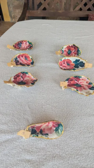 Joyeros de ostras con flores y bordes dorados