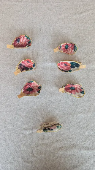 Joyeros de ostras con flores y bordes dorados
