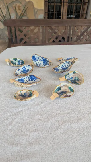 Joyeros de ostras con flores y bordes dorados