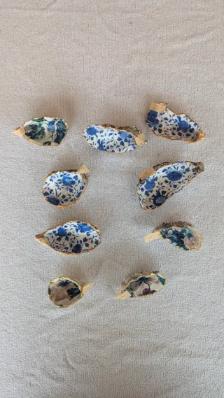 Joyeros de ostras con flores y bordes dorados