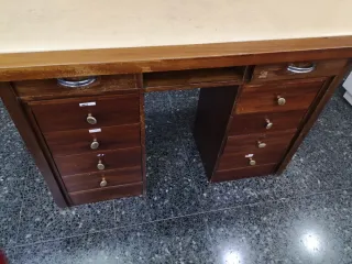 Mostrador de madera con tapa de piel