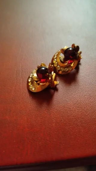 Pendientes antiguos dorados con piedras rojas