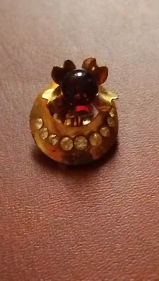 Pendientes antiguos dorados con piedras rojas