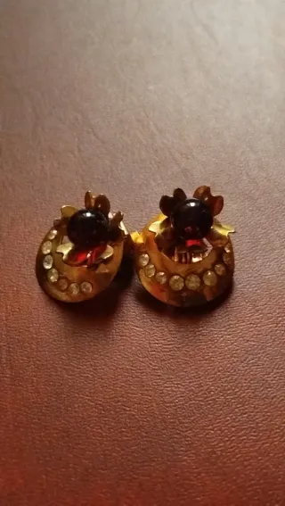 Pendientes antiguos dorados con piedras rojas
