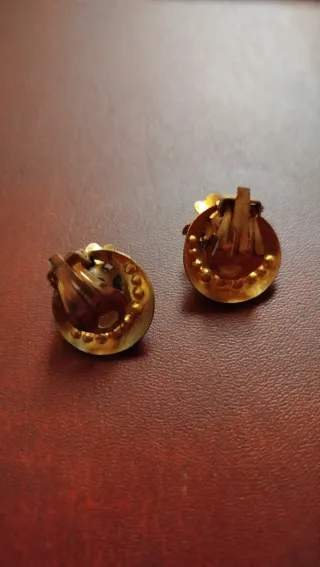 Pendientes antiguos dorados con piedras rojas