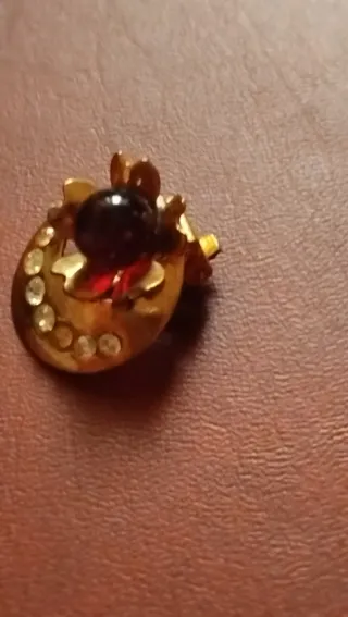 Pendientes antiguos dorados con piedras rojas