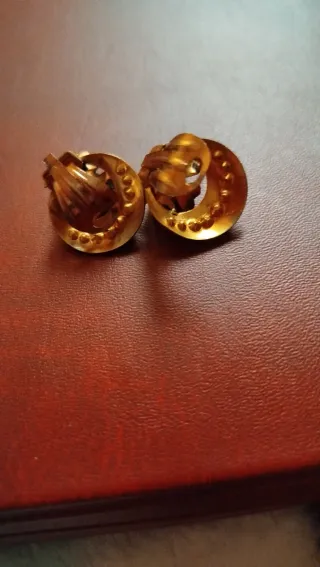 Pendientes antiguos dorados con piedras rojas