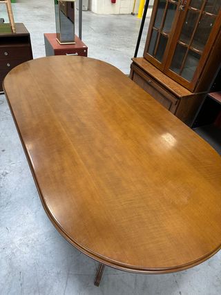 Mesa de comedor de madera