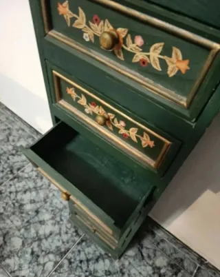 Cajonera de madera pintada a mano