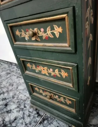 Cajonera de madera pintada a mano