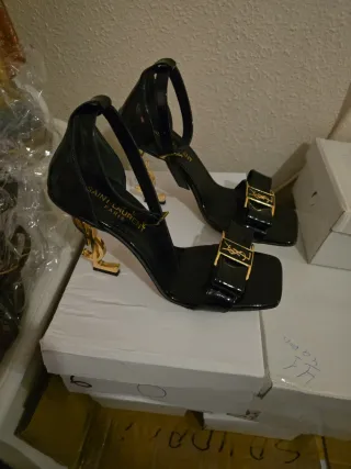 Sandalias Saint Laurent Tacón Negro Dorado