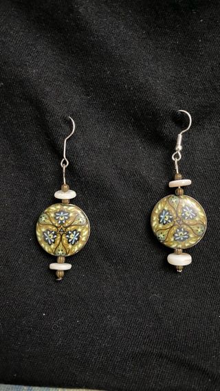 Pendientes colgantes con diseño floral