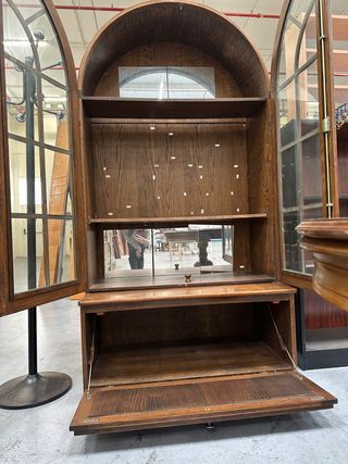 Alacena de madera y cristal