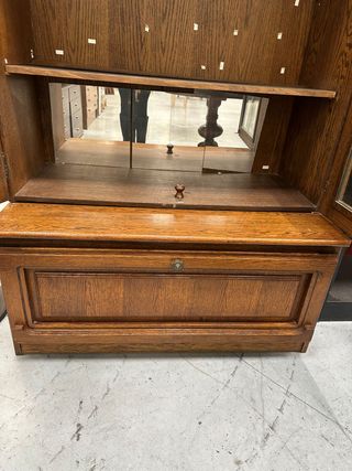 Alacena de madera y cristal