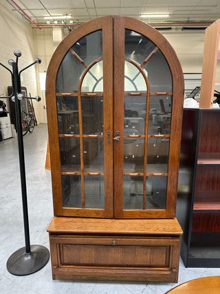 Alacena de madera y cristal