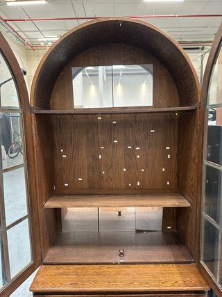 Alacena de madera y cristal