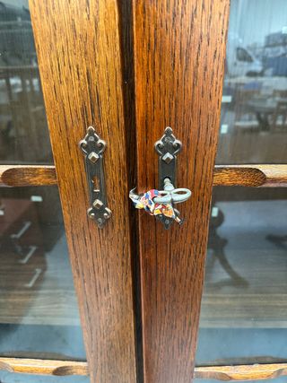 Alacena de madera y cristal