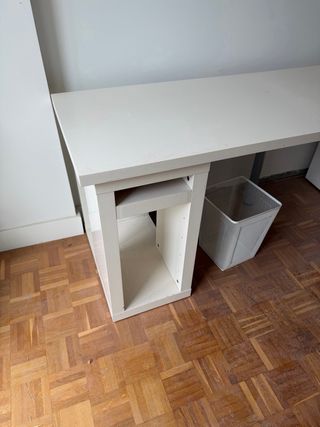 Escritorio blanco amplio con cajones