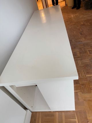 Escritorio blanco amplio con cajones