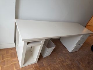 Escritorio blanco amplio con cajones