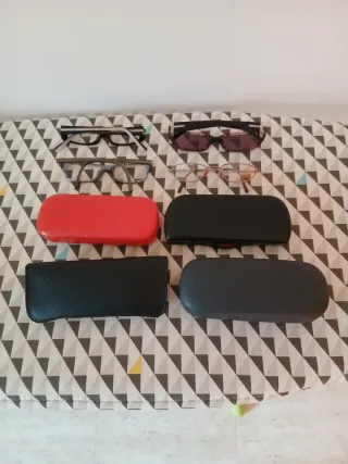 4 m0nturas y 4 estuches para gafas sin cristales