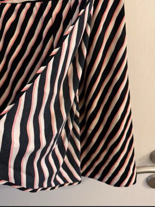 Abito corto Mango – Fantasia a righe diagonali –