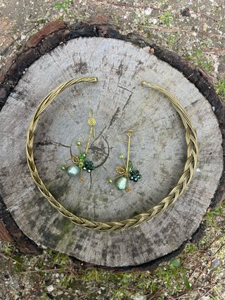 Conjunto étnico oro y verde