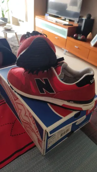 Zapatillas New Balance Rojas y Negras
